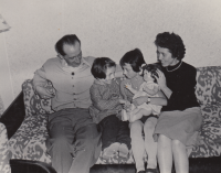 Jana Krutilová (druhá zleva) s rodiči a sestrou, kolem roku 1958