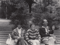 Jana Krutilová (uprostřed) s otcem a sestrou, polovina 60. let