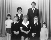 První řada zleva: dcera Dagmar, manželova prateta Marie Burešová, manželova teta Adéla, matka manžela – tchyně Františka, dcera Martina, stojící manželé Bečicovi Anděla a Karel, rok 1973