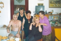 Oslava šedesátin: švagr Honza, synovec Radek, Anděla, švagrová Anna, sestra Marie, rok 2003