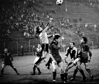 Baník Ostrava - RSC Anderlecht, Pohár UEFA, první polovina 80. let 20. století. Verner Lička je druhý zleva (pod brankářem)