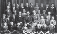 Pupils of General school in Ledeč nad Sázavou, school year 1937-38. Miroslav Vostatek is in the bottom row, fourth from the left