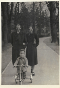 Viktor with his parents (1956)