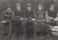 Jiří Löwy jako druhý zleva na svářečském kurzu v Pardubicích (zcela vlevo na fotografii je Roy Spáčil, Angličan, který je učil)