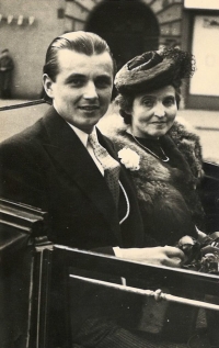 Hana Ženíšková's brother with mother