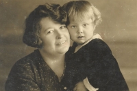 Hana Ženíšková as a little girl with her mother