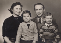 Jiří Löwy as a little boy with his sister Věra and his parents