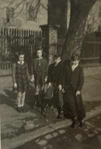 Children in the Plzeň city quarter Karlov, the 40s