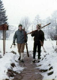 Jiří Sova (vpravo) v roce 1975 při návratu z lyžování