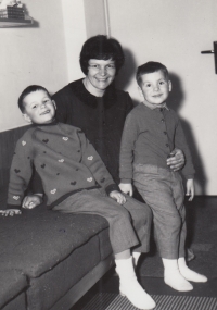 Ivo Stehlík (vpravo) s bratrem Hynkem a matkou Marií, 1968