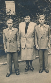 Samuel Machek (right) with mother Anna Machková and brother Daniel, 1946