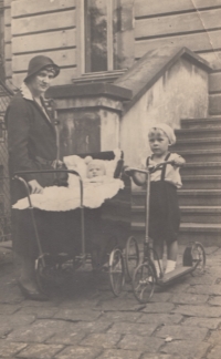 Valerie Princlová se svojí matkou Hermou a bratrancem, rok 1932