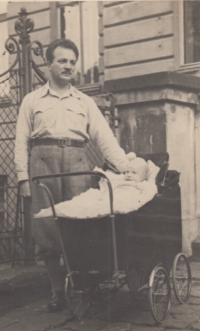 Valerie Princlová se svým otcem Karlem Vančokem, 1932