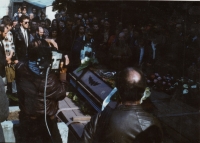 Pavel Wonka’s funeral, the coffin arrives in the cemetery, Dušan Perička is left; Vrchlabí, 1988