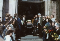 Pavel Wonka’s coffin being brought out of the church, Dušan Perička is at right; Vrchlabí, 1988