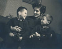 With his brother and mother, the contemporary witness is on the left, 1957