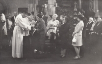 Ladislav Novák s manželkou Věrou na primici Jiřího Paďoura v kostele Panny Marie před Týnem na Staroměstském náměstí