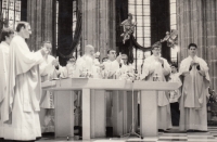 Vraclavský rodák Jiří Paďour (zcela vpravo) během své primice v roce 1975. Kostel Panny Marie před Týnem