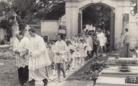 Pilgrimage service in Knířov at the beginning of the 1970s. On the left in the foreground, Selesian Jaroslav Lang, a secretly ordained priest