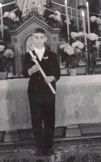 Ladislav Novák při prvním svatém přijímání na Vraclavi v roce 1957