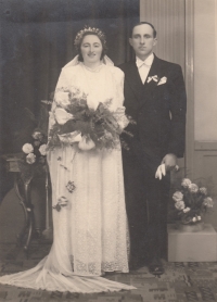 Rodiče František Novák a Marie Nováková, rozená Stratílková, ze Slatiny na svatební fotografii v roce 1946