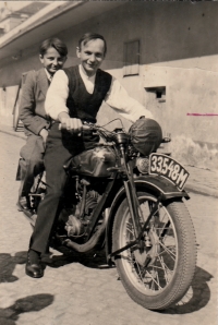 Jiří Kotlový with his father Ludvík, 1950s. In the background you can see the cellar window where the family moved on April 29, 1945 after the bombing of Ivanovice
