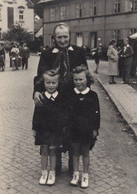 The witness (right) with her sister and aunt, second half of the 1950s