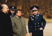Мер Львова Любимир Буняк, губернатор Мирон Янків та Василь Рябошапко проводять інструктаж на Високому замку. 