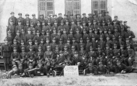  Дід Іван (третій знизу ряд по центру, над чоловіком з вусами) у війську. 1927 рік. 