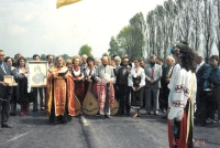 Photo of the participants of the march on the occasion of the 130th anniversary of Taras Shevchenko's reburial on the border of Ukraine and Russia before the first stop in Hlukhiv, May 1991. Myroslav Gudz is on the right of the bandura players wearing glasses.