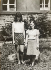 Hana Plicková (vpravo) s kamarádkou v 8. třídě