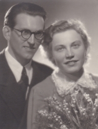 Květuše a Josef Havlíčkovi na svatební fotografii (1952)