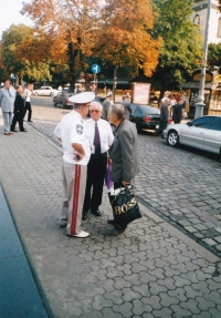 Passers-by in Lviv talk to the head of the security service.