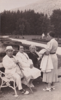 Her grandfather Alois Spiegel with his second wife and her mother, standing next to them is Ella Ornsteinová Machová 

