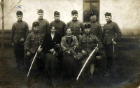 Dědeček Bohuslav Drajsajtl (první zleva v horní řadě) – pozdrav z vojny rodičům 