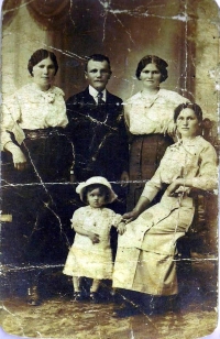 Anastázie Mandrholcová, budoucí žena Bohuslava Drajsajtla, sedící s dcerou Aničkou, a její sourozenci