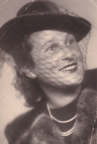 Ella Ornsteinová in 1945