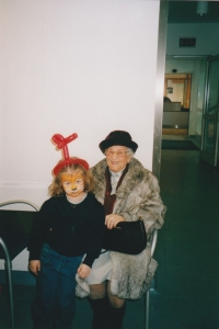Ella Ornsteinová Machová with her granddaughter