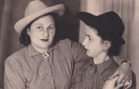 Ella Ornsteinová with her friend, Greta Inwald