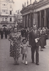 Alexandra Strnadová with her parents - Ella Ornsteinová a Bohumil Jun, the 1950s, Karlovy Vary