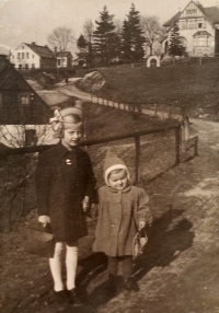 Sestry Erika (vlevo) a Sieglinda v době války v Jablonci