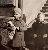 The contemporary witness (on the left) during the war in Jablonec with her friend, whose family moved out after the war
