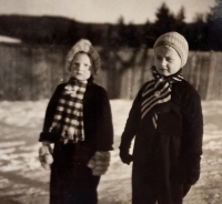The contemporary witness (on the right) during the war with a friend, whose family moved out after the war 