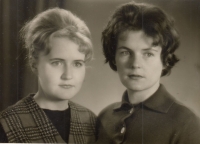 Jana Zendulková with her sister Eva Bartošová, 1963
