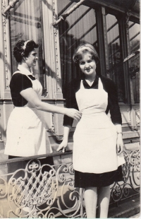 Jana Zendulková jako servírka v Hotelu Moskva (dnes Hotel Pupp), Karlovy Vary, 1960–1962