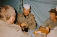 Jídelna v Hafr Al-Batin, Kuvajt, Jan Josef uprostřed, 1991