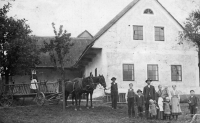 František Blažek's family farm (his father is in the first row on the left) in Horní Branná, 1915 

