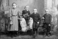 Otec pamětnice František Blažek na fotce se sourozenci (druhý zprava) 