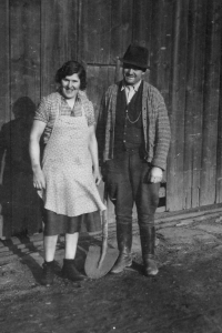Rodiče pamětnice na statku ve Valtěřicích, 20. léta 20. století 
