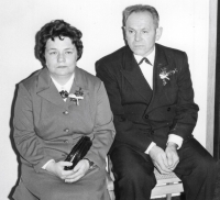 Rodiče Jaroslava a Jaroslav Medlíkovi na svatbě dcery, 1973